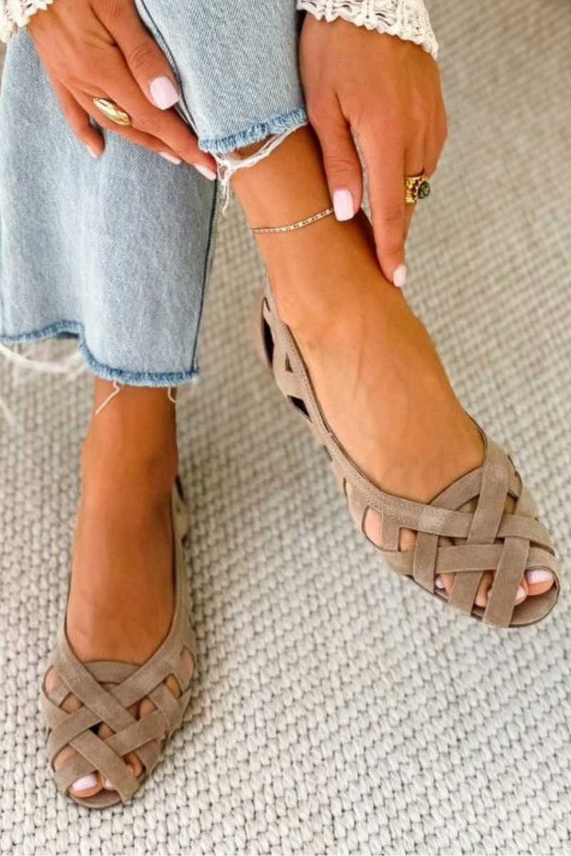 Nocciola | Sandali piatti con punta aperta in materiale intrecciato