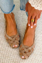 Nocciola | Sandali piatti con punta aperta in materiale intrecciato