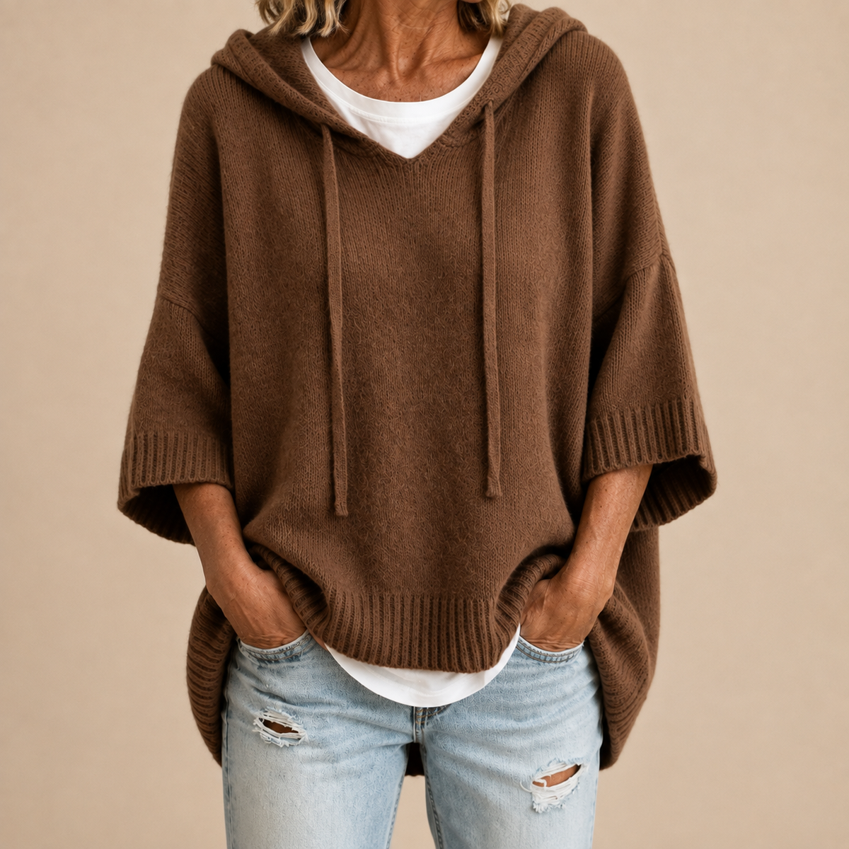 Ottavia | Maglione tipo poncho in maglia con cappuccio e maniche tre quarti.