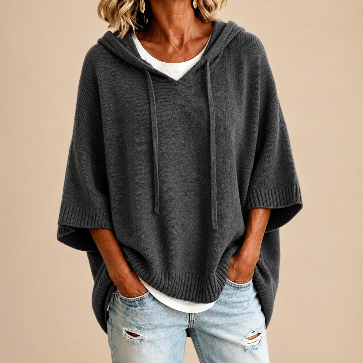 Ottavia | Maglione tipo poncho in maglia con cappuccio e maniche tre quarti.