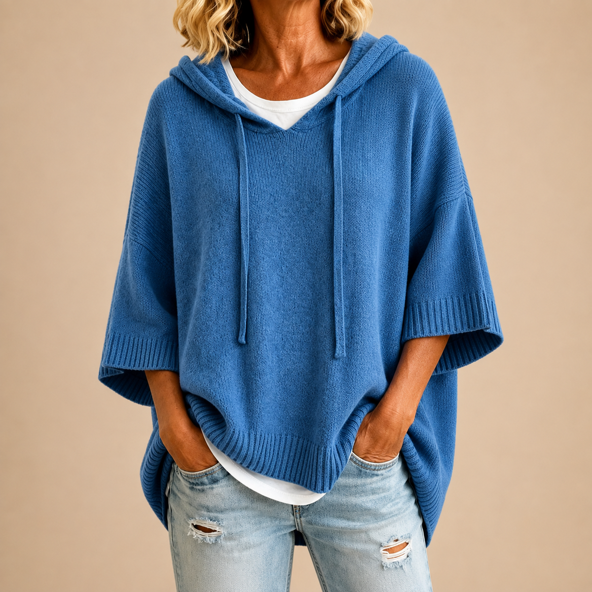 Ottavia | Maglione tipo poncho in maglia con cappuccio e maniche tre quarti.