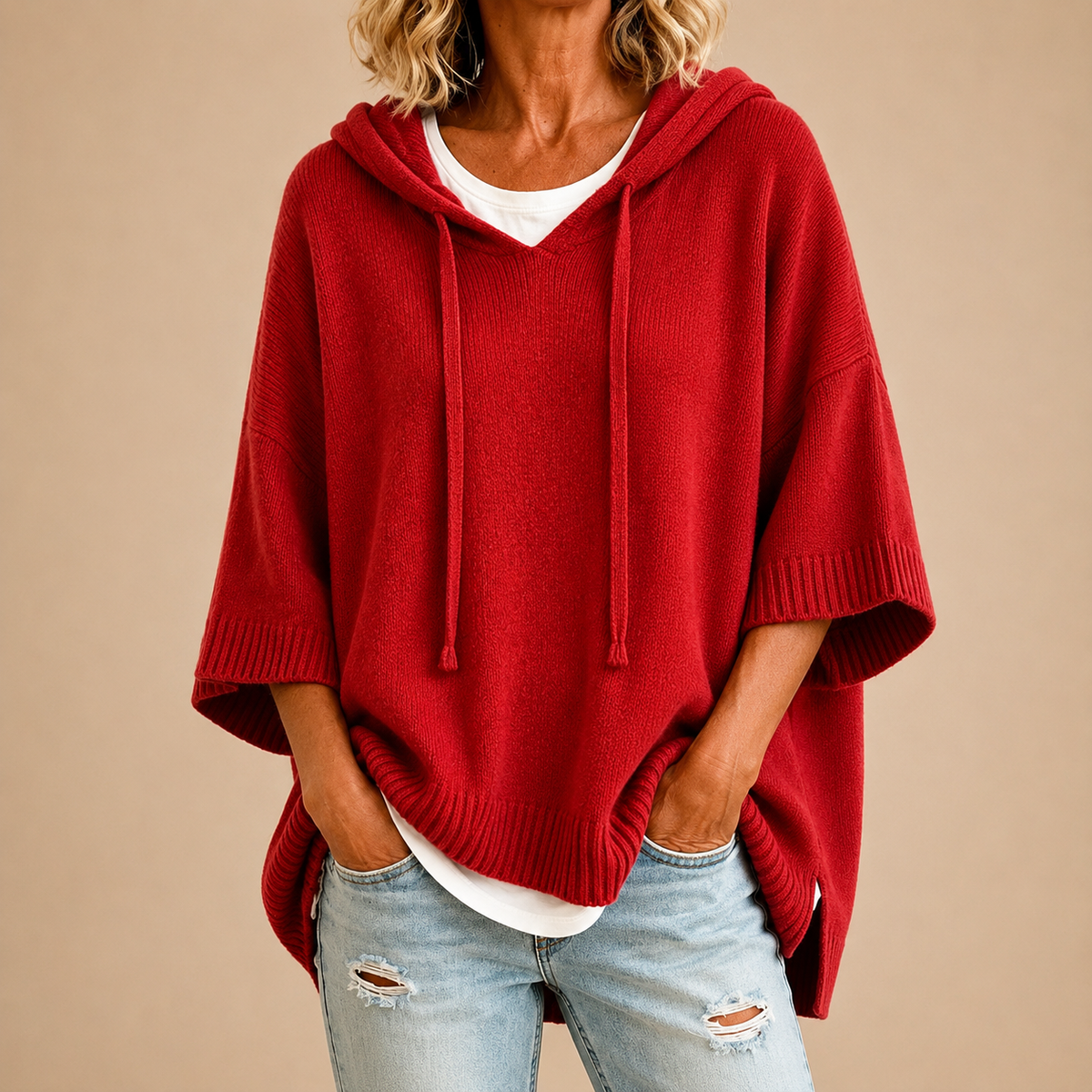 Ottavia | Maglione tipo poncho in maglia con cappuccio e maniche tre quarti.