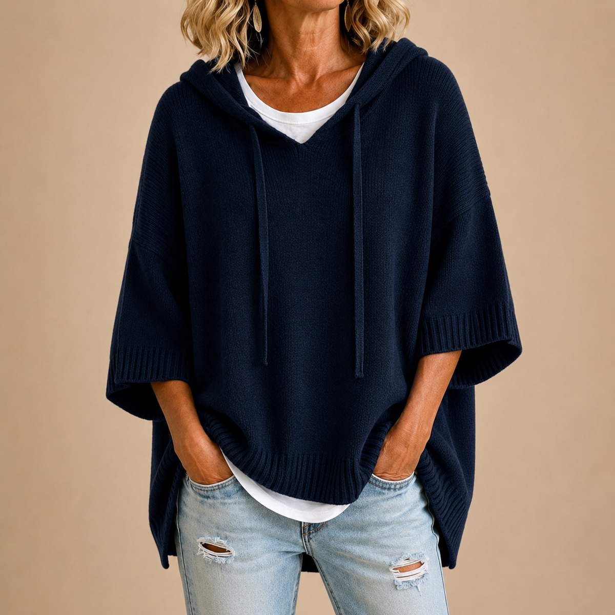 Ottavia | Maglione tipo poncho in maglia con cappuccio e maniche tre quarti.