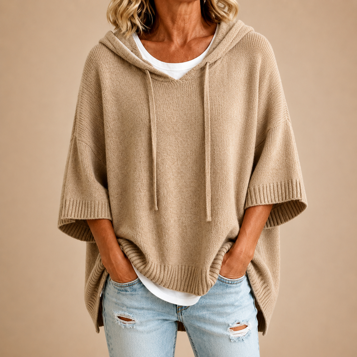 Ottavia | Maglione tipo poncho in maglia con cappuccio e maniche tre quarti.
