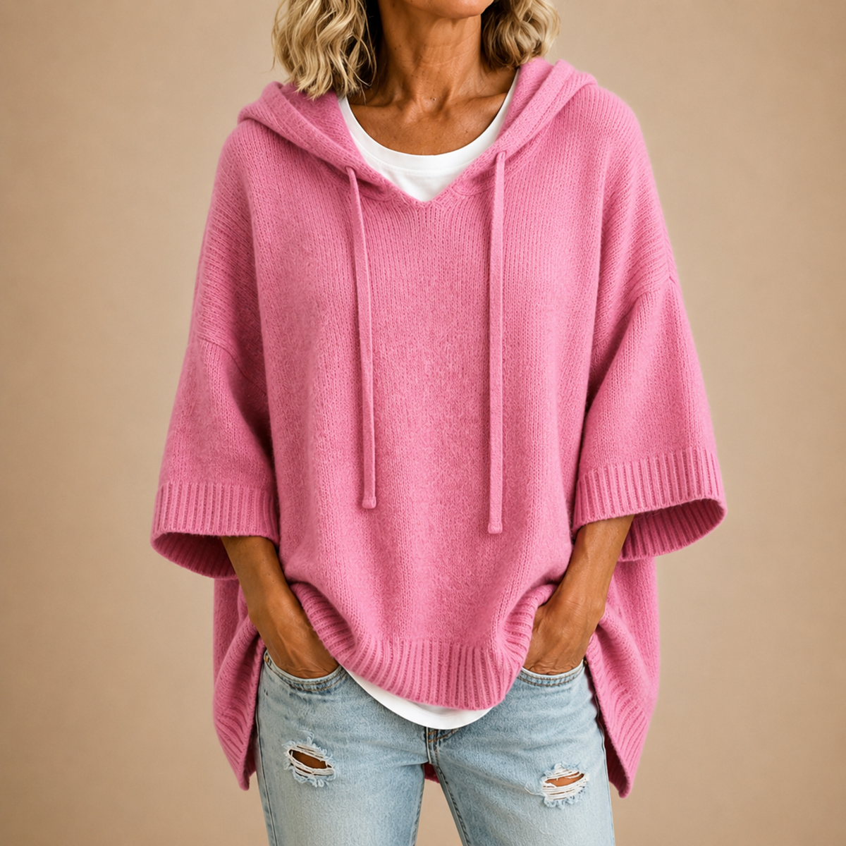 Ottavia | Maglione tipo poncho in maglia con cappuccio e maniche tre quarti.