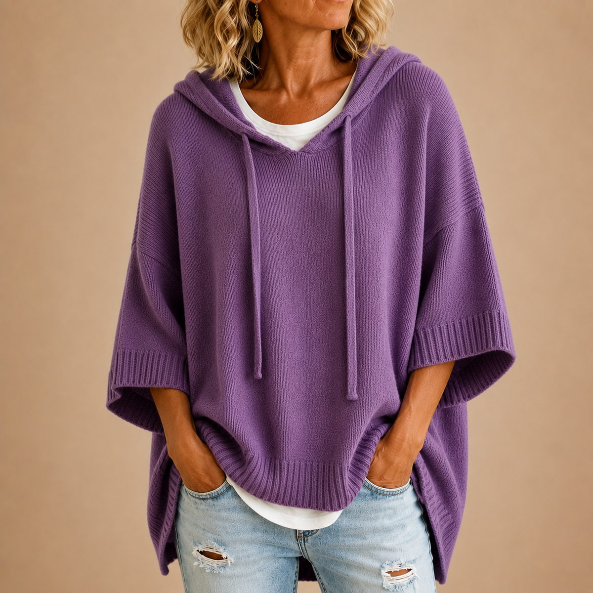 Ottavia | Maglione tipo poncho in maglia con cappuccio e maniche tre quarti.