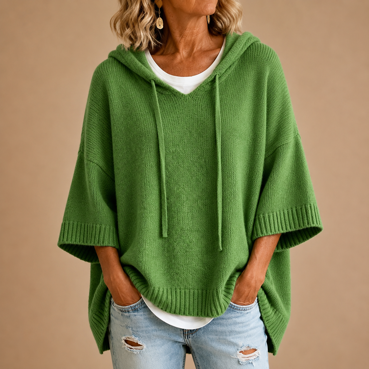 Ottavia | Maglione tipo poncho in maglia con cappuccio e maniche tre quarti.