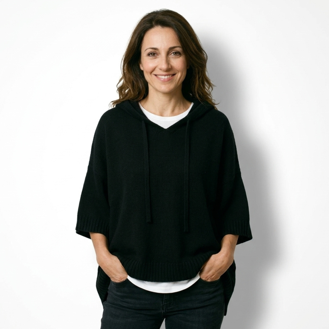 Ottavia | Maglione tipo poncho in maglia con cappuccio e maniche tre quarti.